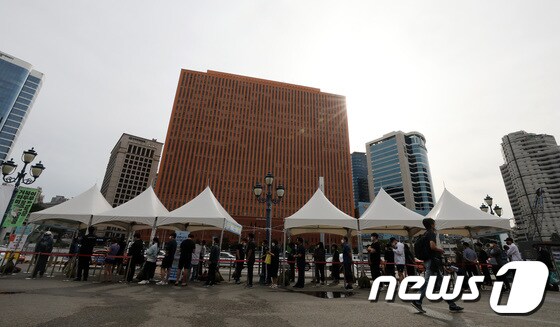 25일 오전 서울 서울역광장에 마련된 중구 선별검사소에서 시민들이 코로나19 검사를 받기위해 줄을 서서 기다리고 있다. /뉴스1
