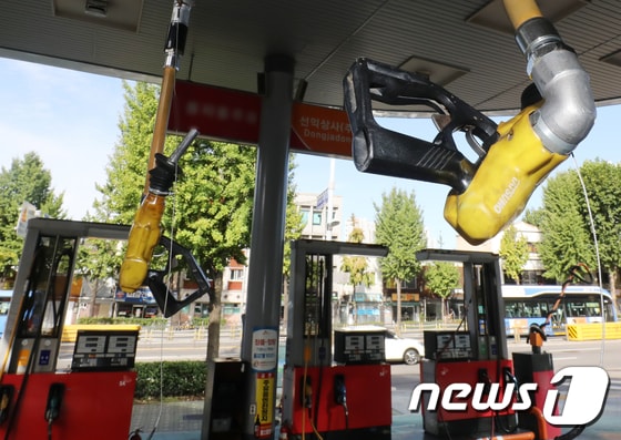 지난달 26일 서울 시내 한 주유소에 주유기가 걸려 있다. 2021.9.26/뉴스1 © News1 송원영 기자