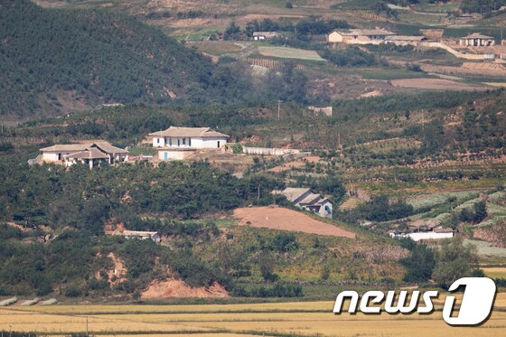26일 경기 파주 오두산통일전망대에서 바라본 북한 개풍군 마을에 적막이 흐르고 있다. 2021.9.26/뉴스1 © News1 유승관 기자