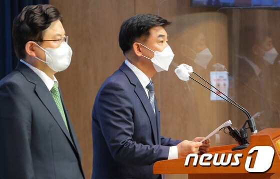 이재명 열린캠프 대장동 TF단장 김병욱 의원이 26일 국회 소통관에서 기자회견을 열고 