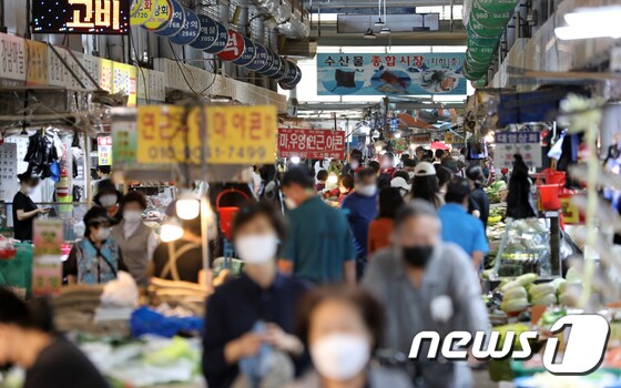 9월 26일 서울시내의 한 전통시장을 찾은 시민들이 장을 보고 있다. 2021.9.26/뉴스1 © News1 이승배 기자
