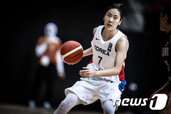 아시아컵 여자농구 드리블하는 박혜진 