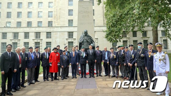 영국 한국전 참전비 찾은 국가보훈처 