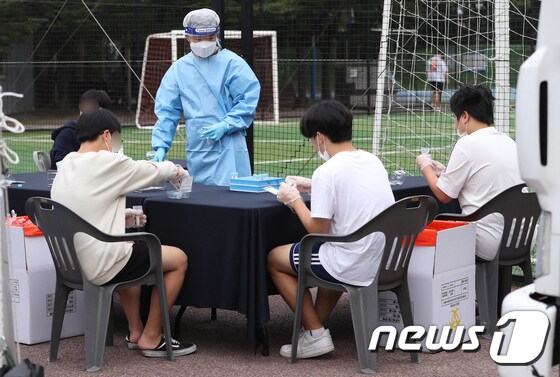 서울 종로구 동성고등학교에서 학생들이 등교하며 '신속 자가분자진단 유전자증폭(신속 PCR)' 및 타액을 통한 코로나19 검사를 받고 있다. /뉴스1 © News1 사진공동취재단