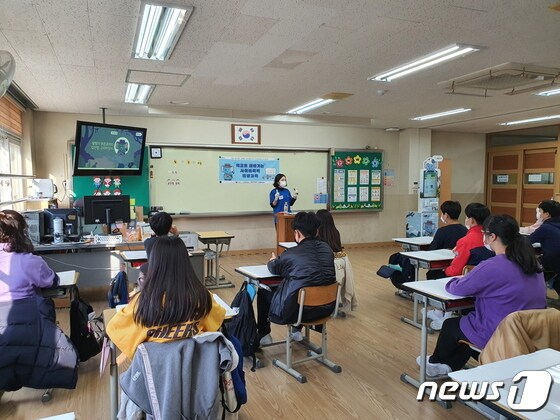 '푸른코끼리' 전문강사가 서울탑동초등학교 6학년 학생들을 대상으로 사이버 폭력 예방 교육을 실시하고 있다.(삼성전자 제공) © 뉴스1