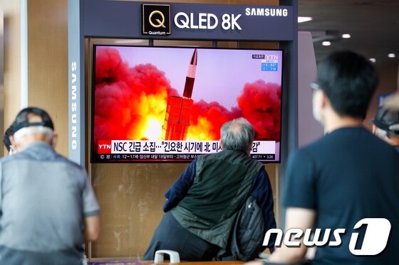 28일 서울역에서 시민들이 북한 단거리 미사일 발사 관련 뉴스를 시청하고 있다. 2021.9.28/뉴스1 © News1 안은나 기자
