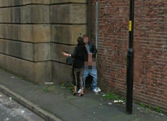 영국 맨체스터의 한 길거리에서 커플이 성행위를 벌이는 모습이 구글 로드뷰에 포착돼 충격을 안겼다. (트위터 갈무리) © 뉴스1