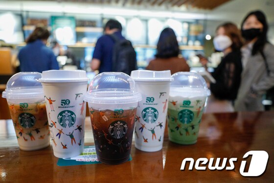 울 중구 스타벅스 한국프레스센터점에서 고객들이 음료를 주문하고 있다. 2021.9.28/뉴스1 © News1 안은나 기자