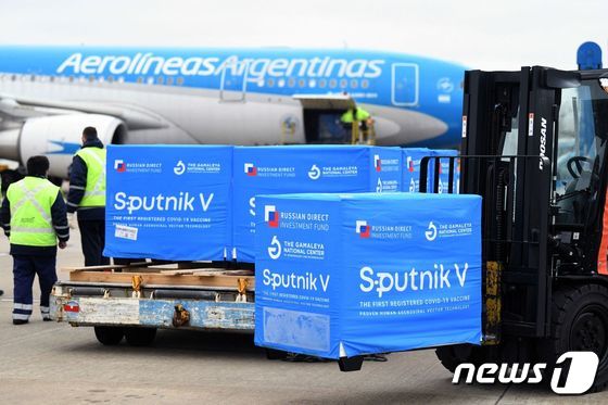 아르헨티나 수도 부에노스아이레스에 러시아산 스푸트니크V 백신 4만회분량이 도착했다. 2021.08.09 © AFP=뉴스1