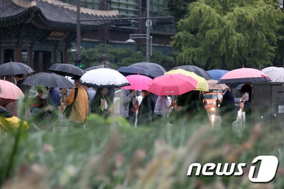 가을비가 내린 9월29일 오전 서울 세종대로 사거리에서 우산을 쓴 시민들이 발걸음을 재촉하고 있다. 2021.9.29/뉴스1 © News1 황기선 기자