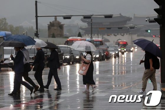 가을비가 내린 29일 오전 서울 세종대로 사거리에서 우산을 쓴 시민들이 발걸음을 재촉하고 있다.  2021.9.29/뉴스1 © News1 황기선 기자