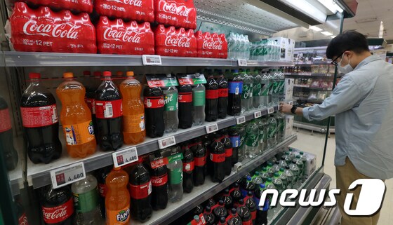 서울 한 대형마트 음료 진열대 모습. 2021.9.29/뉴스1 © News1 김명섭 기자