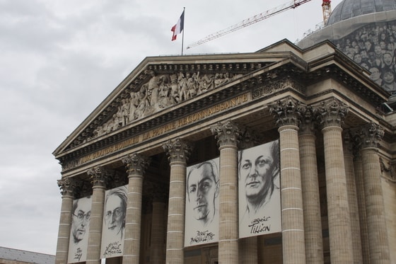 파리 팡테옹의 2015년 전경. 새로 안장된 레지스탕스 4인의 초상화를 걸어놓았다. 조성관 작가 제공