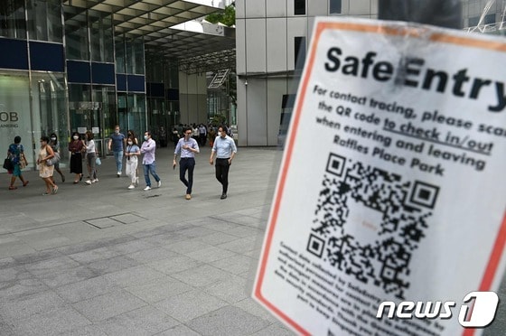 9월14일 싱가포르 한 상업지구 길에 접촉자추적 QR코드 표지가 서 있다. © AFP=뉴스1