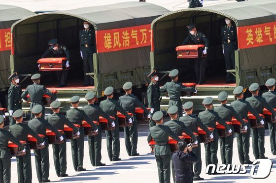 2일 (현지시간) 랴오닝성 선양의 타오센 공항에서 한국이 인도한 6.25 전쟁 참전 중국군 유해가 운구되고 있다. © AFP=뉴스1 © News1 우동명 기자