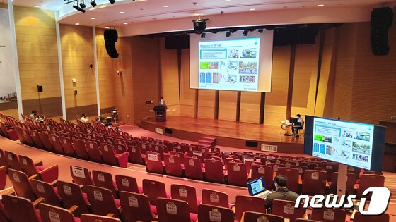 UNIST는 30일 대학본부 대강당에서 동남권 지역 최초로 '인공지능 기술 오픈 워크숍'을 개최했다.(UNIST 제공)© 뉴스1