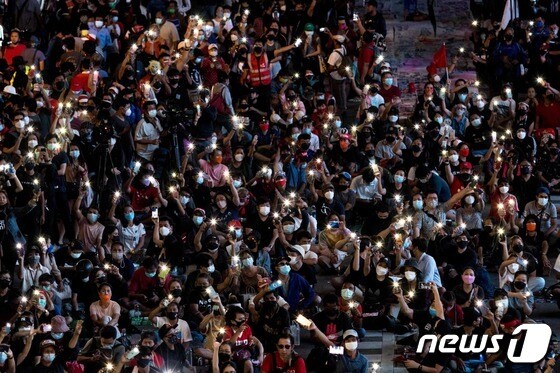 2일(현지시간) 태국 수도 방콕에서 쁘라윳 짠오차 총리 퇴진을 위해 모인 시민들이 휴대폰 조명을 들고 앉아 있다. 2021.09.02 © AFP=뉴스1