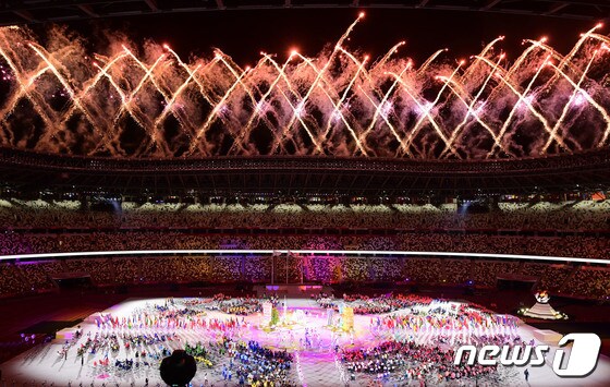 5일 일본 도쿄 올림픽스타디움에서 열린 도쿄패럴림픽 폐회식 공연 도중 화려한 불꽃이 하늘을 수놓고 있다. 2021.9.5/뉴스1 © News1 사진공동취재단