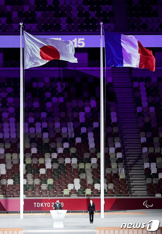 5일 일본 도쿄 올림픽스타디움에서 열린 도쿄패럴림픽 폐회식에서 차기 개최지인 프랑스(파리)의 국기가 일본 국기와 함께 펄럭이고 있다. 2021.9.5/뉴스1 © News1 사진공동취재단