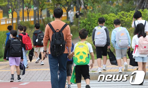 경기 화성 한 초등학교에서 학생들이 등교하고 있다. 2021.9.6/뉴스1 © News1 김영운 기자