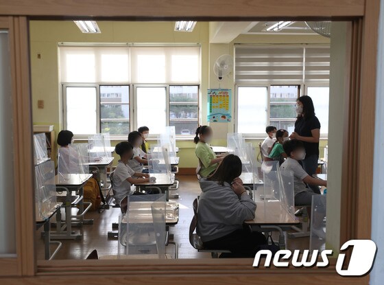 서울 한 초등학교에서 수업을 듣고 있는 학생들. /뉴스1 © News1 성동훈 기자