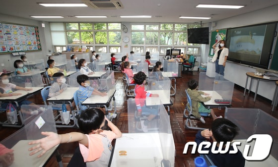 등교수업 중인 비수도권의 한 초등학교 교실. /뉴스1 © News1 여주연 기자