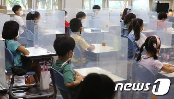 부산 한 초등학교 학생들이 등교해 수업을 듣고 있다. 2021.9.6/뉴스1 © News1 여주연 기자