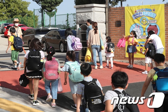 서울 서대문구 연가초등학교에서 학생들이 등교를 하고 있다. 2021.9.6/뉴스1 © News1 이성철 기자