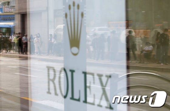 서울의 한 백화점 명품관 앞에서 시민들이 롤렉스 제품을 구매하기 위해 줄을 서 있다. 2021.9.6/뉴스1 © News1 이성철 기자