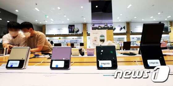 삼성전자의 3새대 폴더블폰인 '갤럭시Z플립3'가 서울 서초구 삼성 딜라이트샵에 진열되어 있다. © News1 황기선 기자
