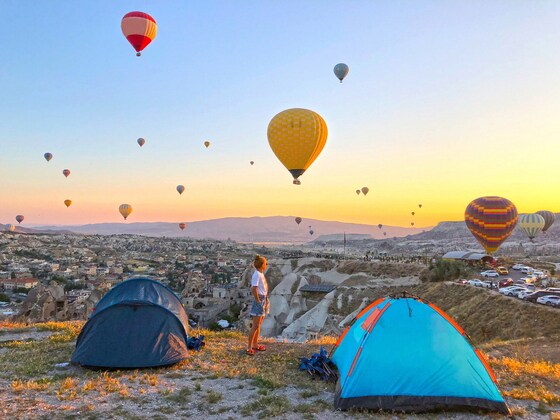 카파도키아 열기구를 배경으로 즐기는 캠핑. 터키문화관광부 제공