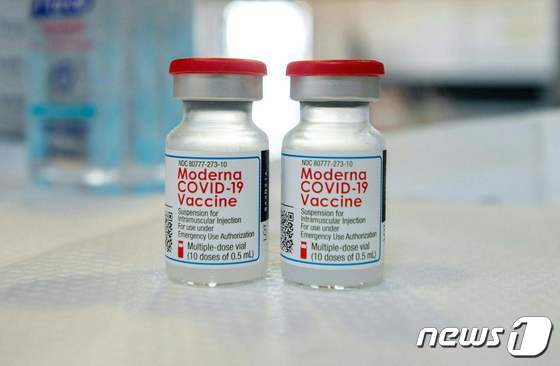 모더나가 코로나19와 독감을 한 번에 잡는 결합 백신 개발에 착수했다. 사진은 모더나의 코로나19 백신. © AFP=뉴스1 자료 사진