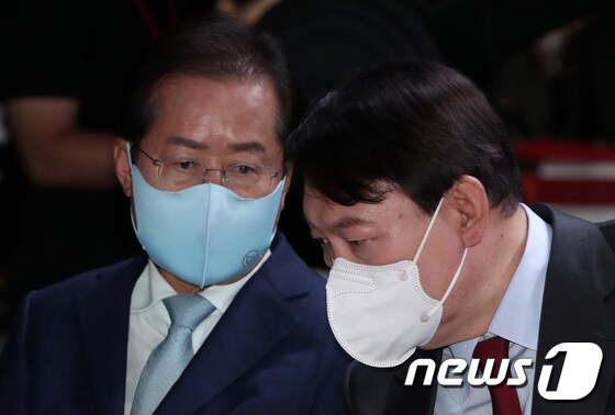  홍준표 국민의힘 의원(왼쪽)과 윤석열 전 검찰총장. © News1 오대일 기자
