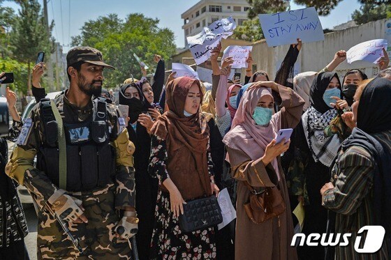 7일(현지시간) 아프가니스탄 카불의 파키스탄 대사관 앞에서 여성들의 반 파키스탄 시위를 탈레반 병사가 지켜보고 있다. © AFP=뉴스1 © News1 우동명 기자