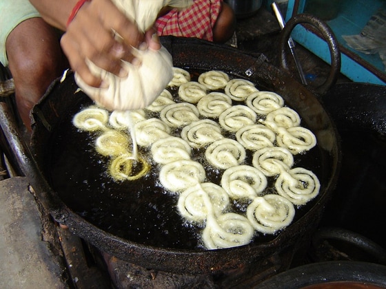 인도 서벵갈 지방에서 잘레비를 기름에 튀기고 있는 모습 / 사진출처 = 위키피디아