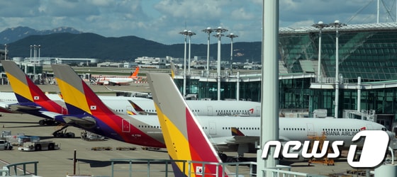 인천공항 제1터미널에 아시아나 항공기가 착륙해 있는 모습. 2021.9.8/뉴스1 © News1 김명섭 기자