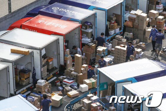 서울의 한 택배 물류센터에서 택배 기사들이 분주히 배송 준비 작업을 하고 있다. 2021.9.9/뉴스1 © News1 민경석 기자
