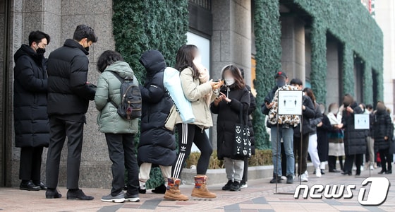 서울 시내 한 백화점 명품관 샤넬 매장의 입장을 기다리는 시민들의 모습. 2022.1.10/뉴스1 © News1 김진환 기자