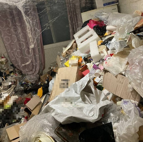 지난해 특수청소업체 '에버그린'이 정리한 서울 소재 '쓰레기집'. 30대 추정 여성이 이곳에 혼자 살고 있었다. (에버그린 제공_© 뉴스1