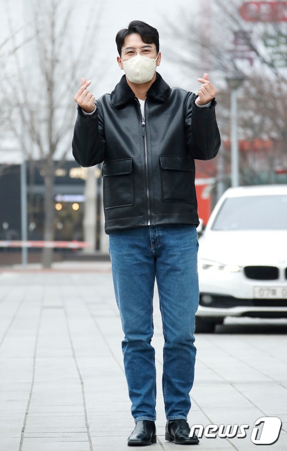 가수 장민호가 10일 오후 서울 양천구 목동SBS에서 열린 '붐붐파워' 라디오 방송을 위해 들어서며 하트를 그리고 있다. © News1 권현진 기자