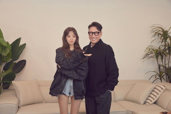 미스틱스토리의 대표 프로듀서인 윤종신씨(오른쪽)와 래아가 기념촬영을 하고 있다. (LG전자 제공)