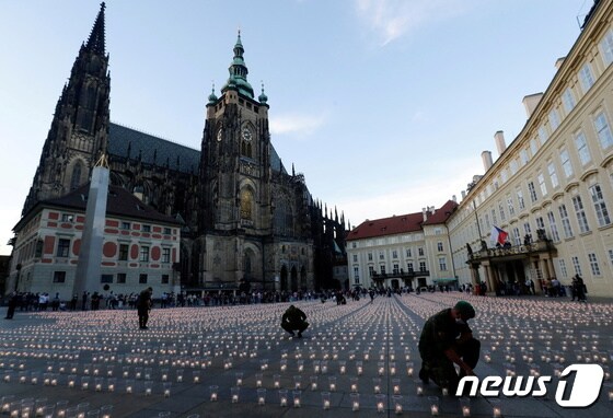 체코 프라하 광장에서 시민들이 코로나19 사망자들을 추모하고 있다. © 로이터=뉴스1 © News1 정윤영 기자
