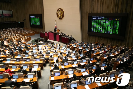 지난 1월11일 오후 서울 여의도 국회 본회의에서 국가균형발전 특별법 일부개정법률안이 가결 처리되고 있다. 2022.1.11/뉴스1 © News1 오대일 기자