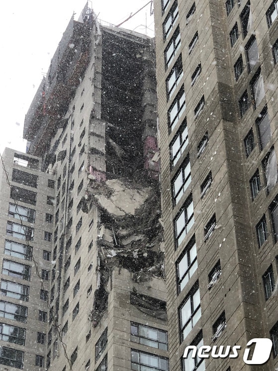 11일 오후 3시47분쯤 광주 서구 화정동 아파트 공산 현장 외벽이 무너져 있다.(독자 제공)2022.1.11/뉴스1 © News1 박준배 기자