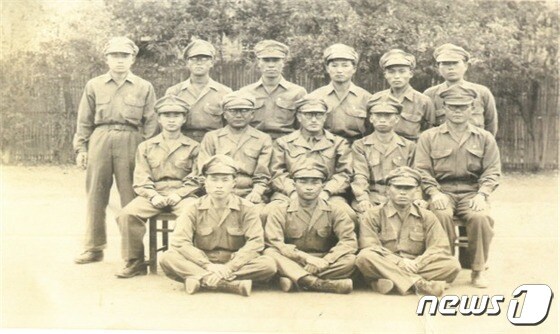 이범석 한국광복군 참모장(가운뎃줄 왼쪽에서 세번째)과 제2지대 요원들 (국가보훈처 제공) © 뉴스1