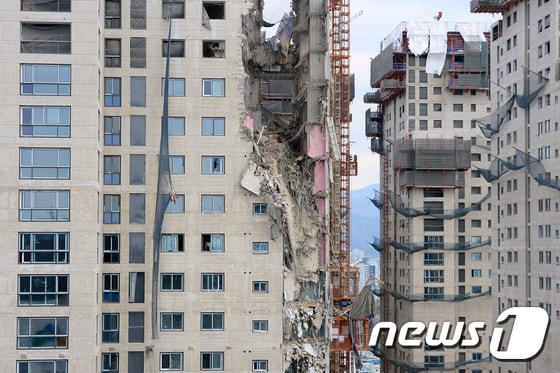 지난 11일 오후 3시46분쯤 광주 서구 화정동의 한 아파트 공사현장에서 외벽 붕괴 사고가 발생했다. 사진은 사고가 발생한 아파트 공사현장 모습.2022.1.12/뉴스1 © News1 정다움 기자