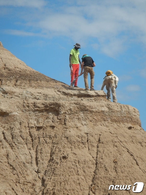 에티오피아 남서부 오모 키비시 지질층에서 연구자들이 발굴 작업을 하고 있다. 2022.01.13/news1 © 로이터=뉴스1 © News1 김민수 기자