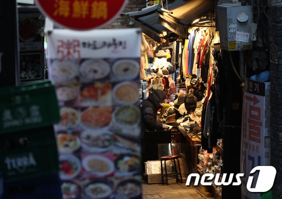 서울 중구 명동거리에서 상인이 영업 준비를 하고 있다.  뉴스1 © News1 신웅수 기자