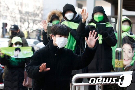 가수 정동원이 13일 서울 영등포구 여의도 KBS에서 진행된 일정 참석차 방송국으로 들어서며 인사를 하고 있다.  © News1 권현진 기자