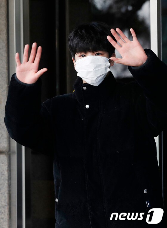 가수 정동원이 13일 서울 영등포구 여의도 KBS에서 진행된 프로그램 일정 참석차 방송국으로 들어서며 인사를 하고 있다.  © News1 권현진 기자